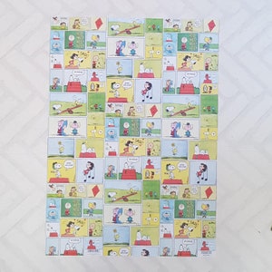 K&ouml;nnte beinhalten: Ein buntes Geschenkpapier mit einem sich wiederholenden Muster aus Peanuts-Comicstrips. Das Papier zeigt Snoopy, Charlie Brown, Lucy und andere Figuren aus dem Peanuts-Comic. Das Papier ist gelb, blau, gr&uuml;n, rot und wei&szlig;.