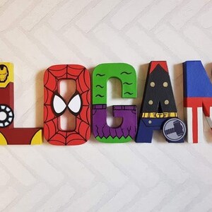Letras de superhéroes personalizadas: letras de superhéroes pintadas a mano en papel maché: nombre de superhéroes para niños