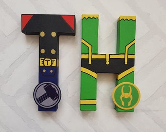 Handgeschilderde superheldbrieven – gepersonaliseerde initialen van papier-maché (twee letters)