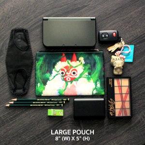May include: A collection of everyday items including a black 3DS, a car key fob, a cosmetic palette, pencils, and a pouch with a colorful illustration. The large pouch measures 20 cm wide and 13 cm high.