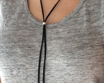 Collar largo tipo lariat de gamuza negra: gargantilla larga en forma de Y con cuentas plateadas.