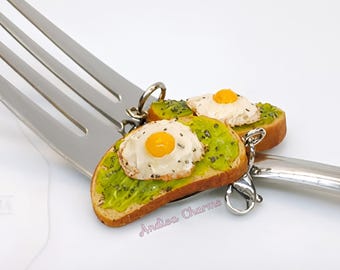 Ciondolo a forma di avocado, uovo e toast, gioielli in miniatura a tema cibo, regalo kawaii per casa delle bambole, realizzato a mano in argilla polimerica.