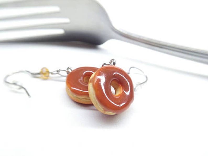 Polymer Clay glasiert und Zucker Donut Anhänger, Miniatur Essen Schmuck Maple Glazed