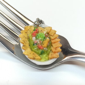 Mini dije de guacamole y totopos, comida de arcilla polimérica, plato miniatura hecho a mano, pequeño bocadillo mexicano, regalo de joyería para amantes de los tacos de guacamole.