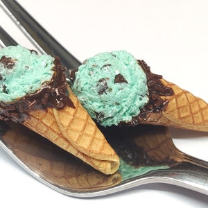 Minze Schokoladenstückchen Eis Anhänger, auf Bestellung, Polymer Clay Miniatur, Foodie Geschenk