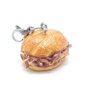Dije de sándwich de cerdo desmenuzado, joyería de comida en miniatura hecha a mano para pulseras, collares y llaveros, regalo para amantes de la comida.