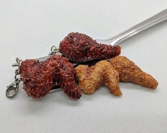 Ciondolo a forma di aletta di pollo piccante e pollo fritto, collana in argilla polimerica a tema cibo, regalo per buongustai.