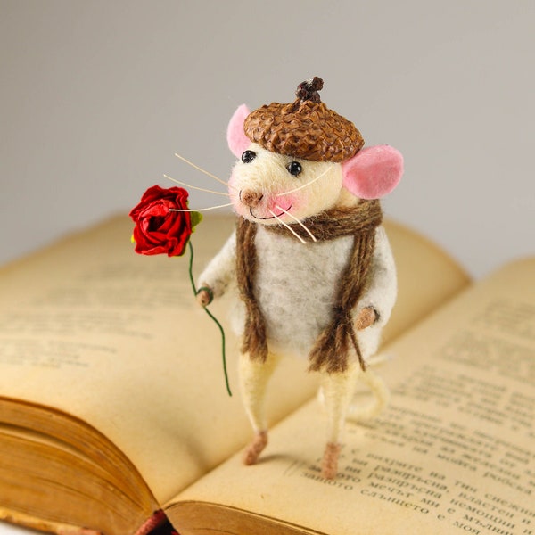 Gefilzte Ratte Maus mit Rose, Romantisches Geschenk für Sie, Filz posierbare Figur, Stofftier Kunstpuppe, Weiße weiche Skulptur