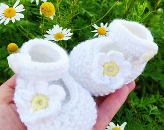 A Crochet white Baby Shoes with flower, first bithday gift, Baby Girls Slipplers, soft sole handmade shoes