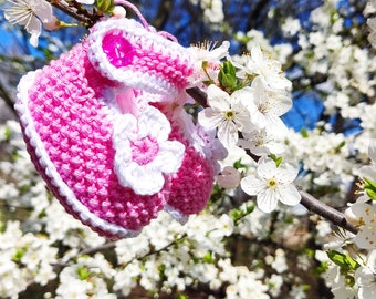 A pink baby shoe, nice baby booties, girls shoes handmade, babyshower shoes, free shipping baby shoes, floral baby shoes, flower shoes