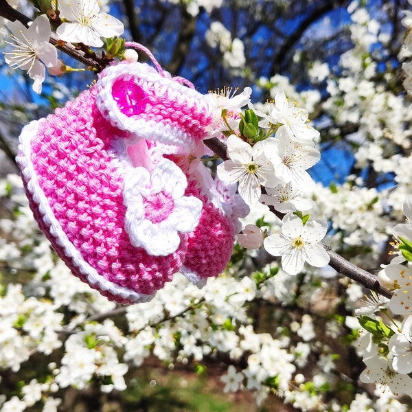 Une chaussure rose pour bébé, de beaux chaussons pour bébé, des chaussures pour filles faites main, des chaussures de babyshower, des chaussures de bébé livraison gratuite, des chaussures de bébé à fleurs, des chaussures à fleurs