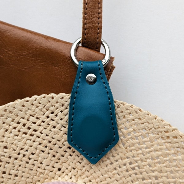 Clip magnétique bleu sarcelle pour chapeau à utiliser avec votre cordon, votre sac ou votre boucle de ceinture. Fait main au Royaume-Uni, cuir italien