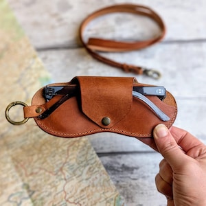 Étui à lunettes rustique fabriqué à la main avec mousqueton. Prêt à voyager, fin et durable, fabriqué sur commande, cuir tanné végétal italien