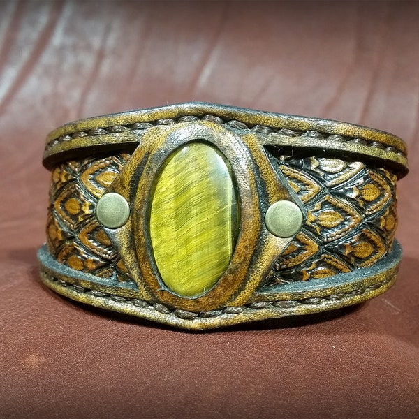 Bracelet artisanal en cuir incrusté d'une pierre œil de tigre, style médiéval