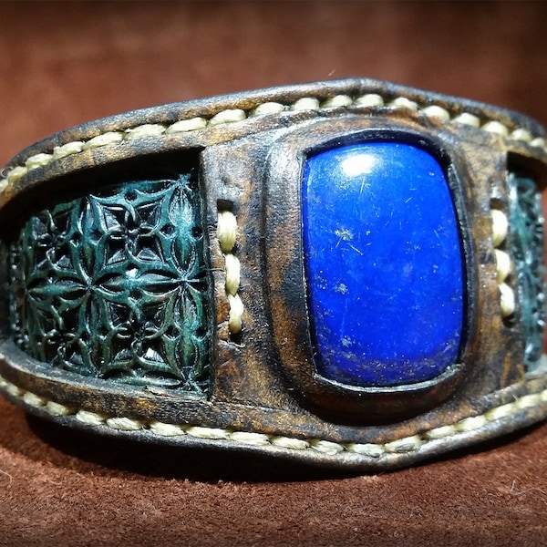 Bracelet artisanal en cuir incrusté d'une lapis lazuli, style médiéval