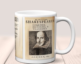 Puede incluir: Taza de cerámica blanca con una imagen en blanco y negro de William Shakespeare. La taza presenta el texto "Mr. William Shakespeare" y "Comedies, Histories, & Tragedies." El texto "London 1623" está en la parte inferior de la imagen.