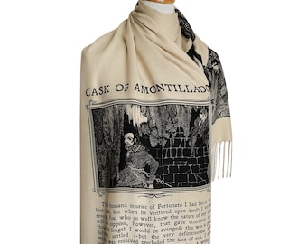 Può includere: Una sciarpa beige con frange nere e un'illustrazione in bianco e nero di una scena da "Il barile di Amontillado" di Edgar Allan Poe. Il testo "Cask of Amontillado" è stampato in nero sulla sciarpa.