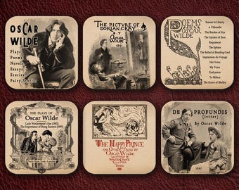 6 Untersetzer mit Werken von Oscar Wilde. De Profundis, Gedichte, Der glückliche Prinz und andere Märchen, Das Bildnis des Dorian Gray.