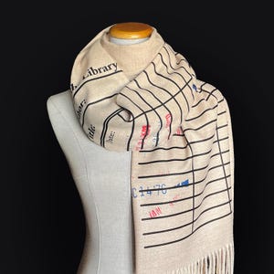Foulard pour carte de bibliothèque avec date d'échéance. Écharpe pour les amateurs de lecture, écharpe littéraire, écharpe de bibliothèque, cadeau livresque, accessoire de lecture, cadeau pour les lecteurs