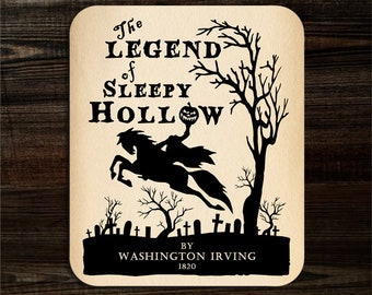 Könnte beinhalten: Eine Illustration im Vintage-Stil der Legende von Sleepy Hollow, die einen kopflosen Reiter zeigt, der auf einem Pferd durch einen unheimlichen Wald reitet. Der Text lautet "The Legend of Sleepy Hollow" von Washington Irving 1820.