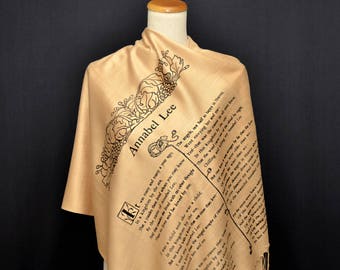 Può includere: Una sciarpa di seta beige con testo nero e disegni floreali. Il testo recita "Annabel Lee" e include una poesia su una giovane donna di nome Annabel Lee.