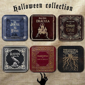 Op de afbeelding: Een verzameling vierkante onderzetters met klassieke horrorboektitels zoals "Dracula" en "Frankenstein". Elke onderzetter heeft een vintage boekomslagontwerp met sierlijke randen en auteursnamen. De woorden "Halloween collection" staan bovenaan.