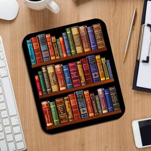 Tapis de souris bookshelf. Tapis de souris littéraire avec les titres des livres célèbres, Cadeau bookish, Cadeau littéraire, Cadeau bibliothécaire.