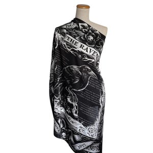 Bufanda de satén El cuervo de Edgar Allan Poe: bufanda negra gótica, bufanda literaria, moda gótica, pañuelo cuadrado para el cuello, pañuelo para la cabeza, regalo para amantes de los libros
