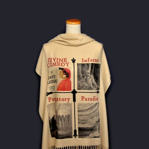 Könnte beinhalten: Ein beiger Schal mit einem bedruckten Design der "Göttlichen Komödie" von Dante Alighieri. Der Schal zeigt Illustrationen von Hölle, Fegefeuer und Paradies sowie ein Porträt von Dante.