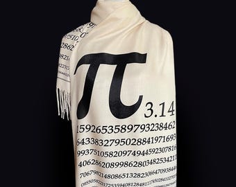 Op de afbeelding: Een crèmekleurige sjaal met een zwart pi-symbool en de eerste 100 cijfers van pi erop gedrukt.