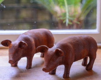 Mini Rusty Cast Iron Piglet: Garden Decoration Statue