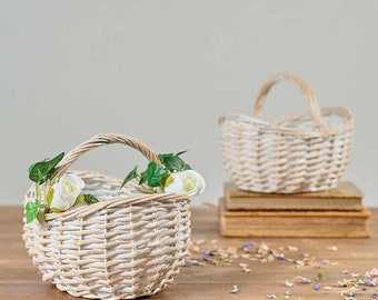 Cesta de mimbre blanco para niña de las flores con hiedra artificial y capullo de rosa de jardín color marfil / Cesta para niña de las flores de boda / Cesta de confeti decorada a mano en el Reino Unido