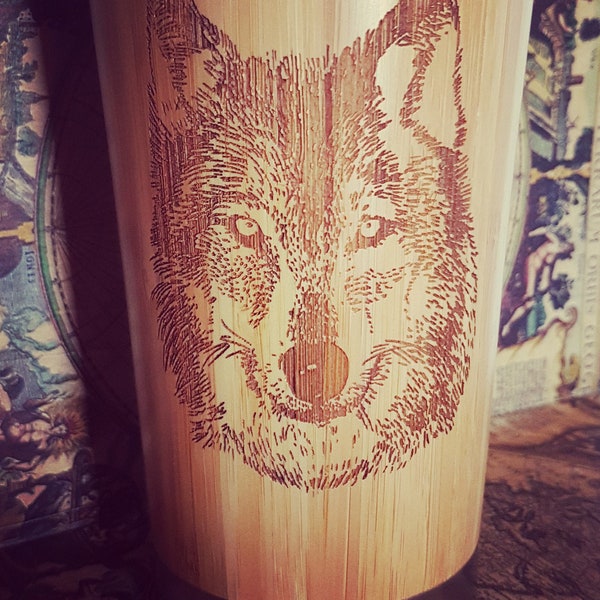 Mug de voyage personnalisé en bambou WOLF Gobelet en bois personnalisé animal totem, gravure du nom et emballage cadeau sur demande.