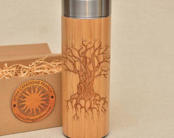 Thermos cadeau XL Tree of Knowledge en bois de bambou avec nom personnalisé gravé sur le couvercle et emballage cadeau offert