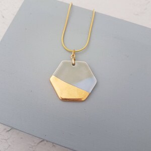 グリーンとブルーにゴールドの六角形のペンダントネックレス | 磁器のゴールド光沢ネックレス | 幾何学的なジュエリー | セラミックジュエリー