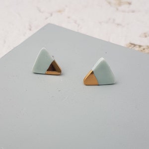 Pendientes triangulares de aguamarina y oro / Pendientes de porcelana con brillo dorado / Joyas geométricas