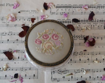 Pot à poudrière vintage Petit Point Embroidery