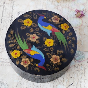 Caja redonda vintage de papel maché con pájaros y flores pintados a mano