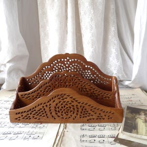 Portalettere in legno con traforo floreale vintage