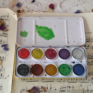 Small Vintage Paint Set in Metal Case