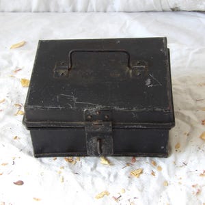 Kleiner, antiker, schwarzer Metalltresor