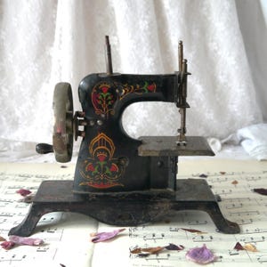 Máquina de coser infantil antigua alemana