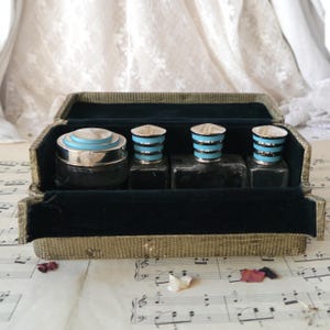 Beauty case vintage con bottiglia e barattoli