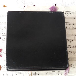 Pu&ograve; includere: Una scatola quadrata nera con una finitura liscia e opaca. La scatola &egrave; realizzata in un materiale robusto e ha un design semplice ed elegante.