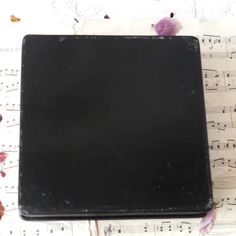 Pu&ograve; includere: Una scatola quadrata nera con una finitura liscia e opaca. La scatola &egrave; realizzata in un materiale robusto e ha un design semplice ed elegante.