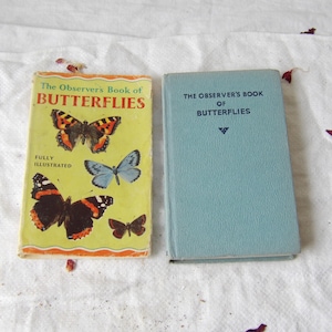 以下が含まれることがあります： 白い表面に置かれた2冊のヴィンテージ本。左の本は、タイトル「The Observer's Book of Butterflies」と蝶のイラストが描かれた黄色の表紙です。右の本は、同じタイトルの水色の表紙です。