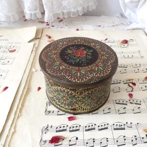 Scatola rotonda vintage con fiori francesi