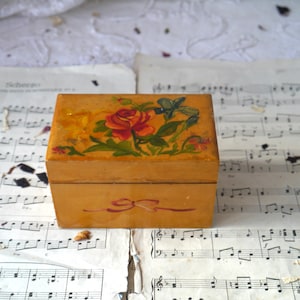 Kleine vintage houten kist met geschilderde bloemen