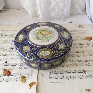 Runde Vintage Dose mit Blumen