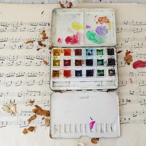 Small Vintage Reeves Paint Set in Metal Case